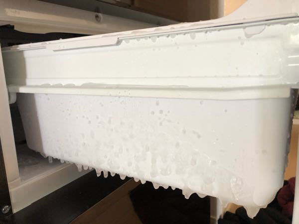 買ったばかりの冷蔵庫です。 - 冷凍室の側面が凍っていて、開けると 