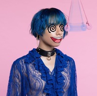 女王蜂のジャケット写真の首につけている黒のチョーカーがどちら Yahoo 知恵袋