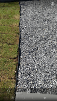 某業者に外構工事を依頼したところ 芝と砂利の見切りがこのようにぐにぁぐにぁに曲が 教えて 住まいの先生 Yahoo 不動産