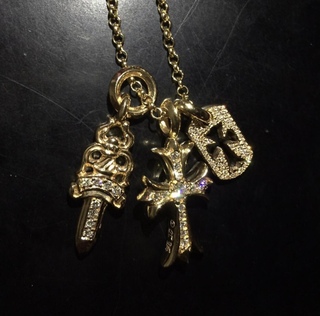 クロムハーツ見ただけで偽物本物見分けれる方へ質問 クイズです Yahoo 知恵袋