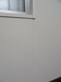 築10年ほどのマンションの窓枠から一筋 雨が垂れた後みたいな汚れがあります 壁紙 教えて 住まいの先生 Yahoo 不動産