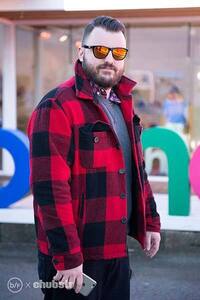 この画像の赤い服の種類 の名前を教えてください あと この服に似たもの Yahoo 知恵袋