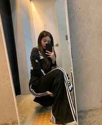 Blackpinkのジェニーちゃんが着てる Adidasの服がどこ Yahoo 知恵袋
