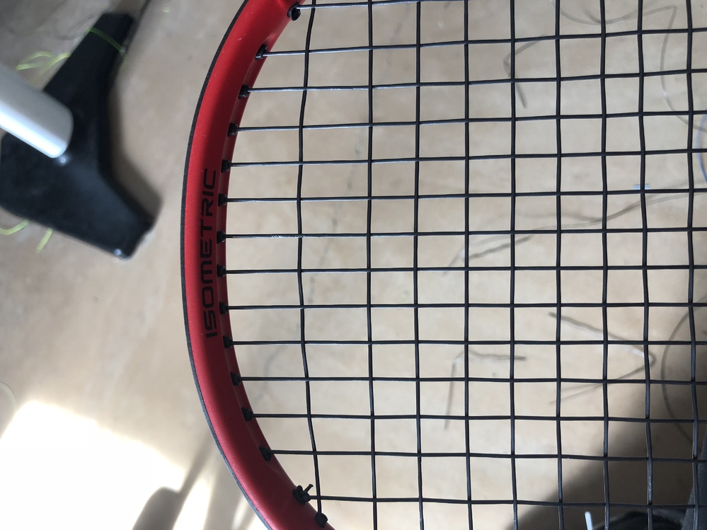 ラケットのガットを張り替えて貰う時は、ガットが切れてなくても自分