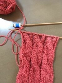 棒編みの網目がボコボコ。 こんにちは。編み物初心者です。
編み図を見ながら、初めて縄編みのスヌードに挑戦しているのですが、網目がボコボコで不揃いです…（泣）
1度ほどいてやり直そうと思っているのでアドバイスを下さい。

毛糸に書いてあった通りの編み針を使っているのですが、もう１つ細い編み針を使った方が良いでしょうか？

また、癖を抑えるコツ（？）や練習の時に心がけることがあれば教えて頂けると...
