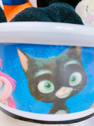 この猫の名前を教えてください ディズニーランドパリで購入したネコのエサ Yahoo 知恵袋