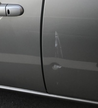 駐車場でドアをぶつけられていて画像のような白い傷がつきました これはコンパウ Yahoo 知恵袋