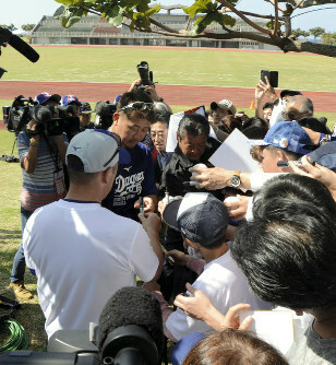 なぜ松坂大輔の腕を引っ張った犯人が特定されないのですか キャンプ地でフ Yahoo 知恵袋