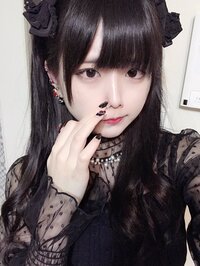 暗黒微笑ちゃんの着てるこのお洋服どこのかわかりますか こちらでは Yahoo 知恵袋