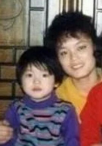 この写真はジェジュンさんの産みのお母様と幼少期のジェジュンさんです Yahoo 知恵袋