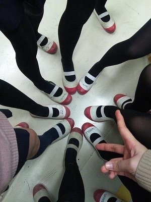 女子高生が今の時期、黒タイツでローファーを履いていますが、臭くなり ...