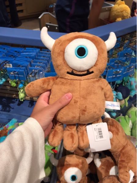 このモンスターズインクの、マイクの持ってるぬいぐるみの名前は