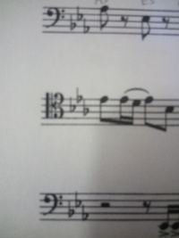 画質悪くてすみません この楽譜のこの記号 ヘ音記号とかト音記 Yahoo 知恵袋