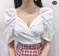 画像のような胸元が開いたブラウスは何というものですか？スクエア 