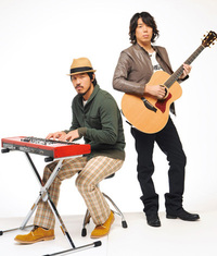 スキマスイッチのシングル楽曲のpvで 大橋卓弥さんがギターを弾いている Yahoo 知恵袋