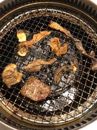 焼き肉さんでホルモン盛り合わせを頼んだら髪の毛のような まつげの Yahoo 知恵袋