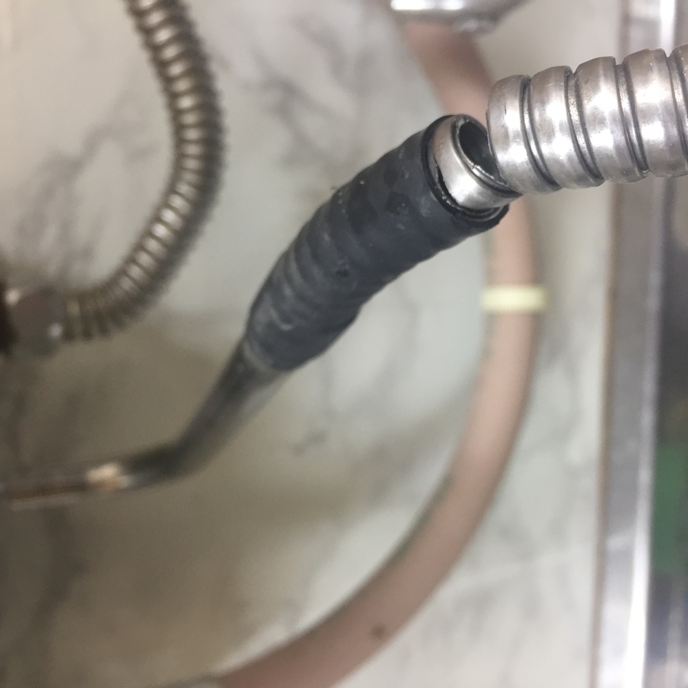 給湯器の蛇腹ホースが壊れて水漏れしています。補修テープのようなもの 