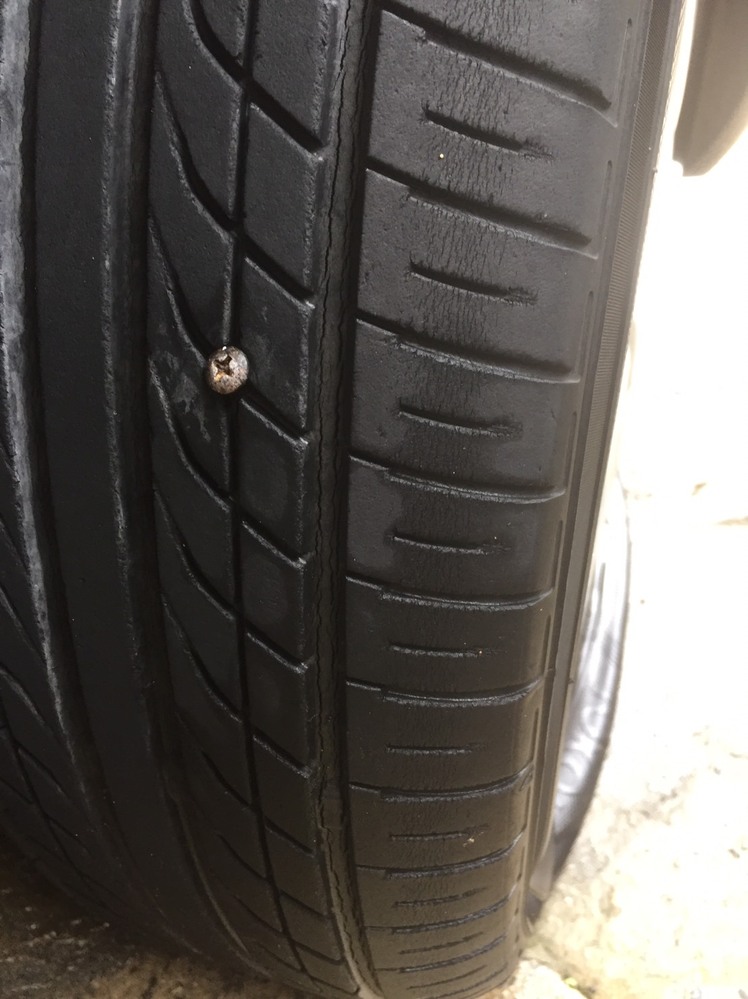 タイヤに偶然こんな形でネジが刺さりますか？イタズラでしょうか 