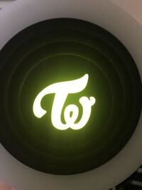 Twiceの公式ペンライトについてです 公式ペンライトが売り Yahoo 知恵袋