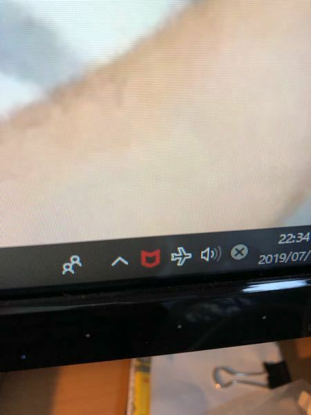 パソコンの右下に出たこのマークはなんですか？赤いのとその右の