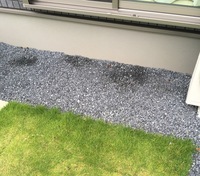 新築の家を買ったのですが 家の周りに敷いてある砂利の部分が ときどき 湿ってるよ 教えて 住まいの先生 Yahoo 不動産