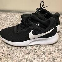 スーツにスニーカーってそんないけないことなのか 実習でスーツで行きます実習先で Yahoo 知恵袋