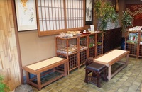 和菓子屋に置かれている畳の椅子の名前は 椅子で検索しても出てこないんですが 画像 教えて 住まいの先生 Yahoo 不動産