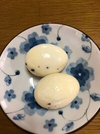 ゆで卵を作った時 黄身の周りに黒ずんだ層が出来たり 白身に黒い斑点が出来るのは Yahoo 知恵袋