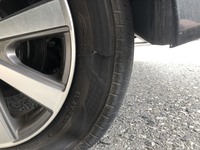 車のタイヤがパンクしてました 原因が画像で推測はできますでしょうか 刺さ Yahoo 知恵袋