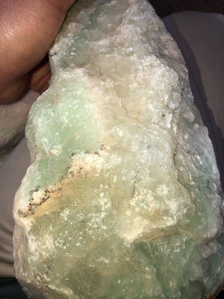 この鉱石は何ですか？光を当てると緑の所は透過します。よろしくお願い