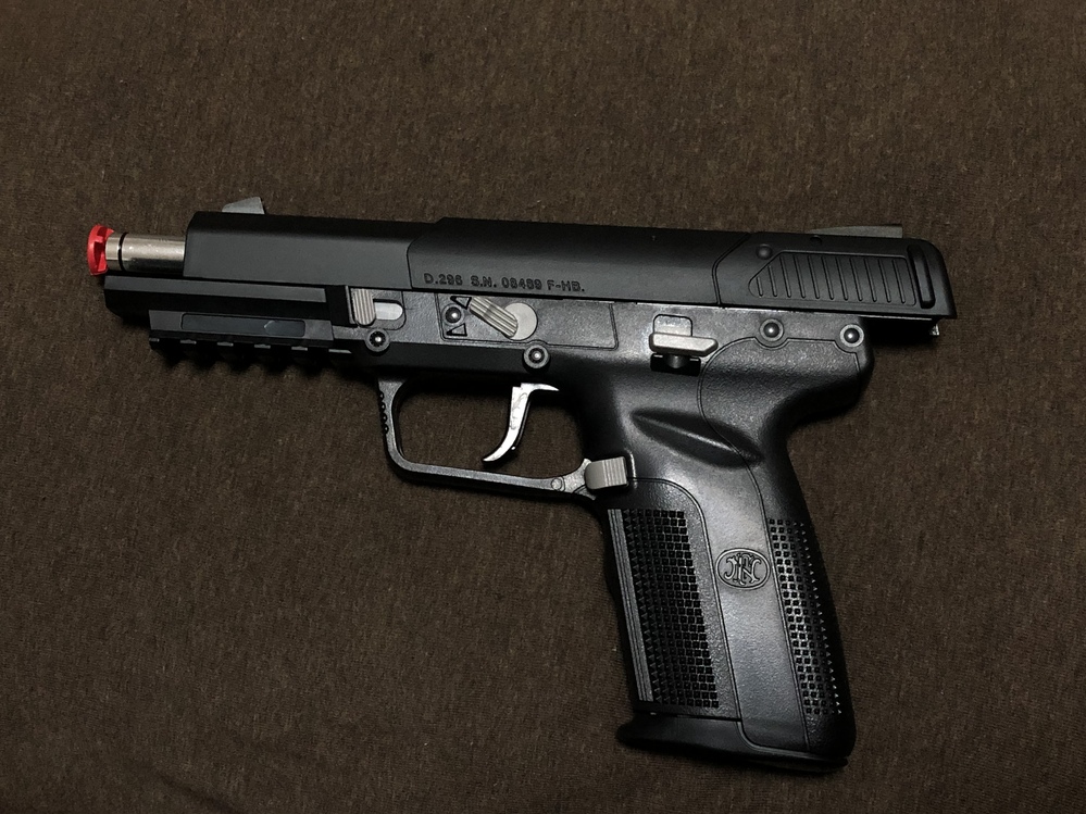 初めて買ったガスガン(東京マルイのFN57)なんですが、コッキングをす