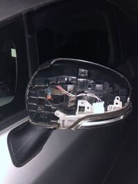 車のサイドミラーをぶつけてカバーが取れました 修理まで１週間以上かかる Yahoo 知恵袋