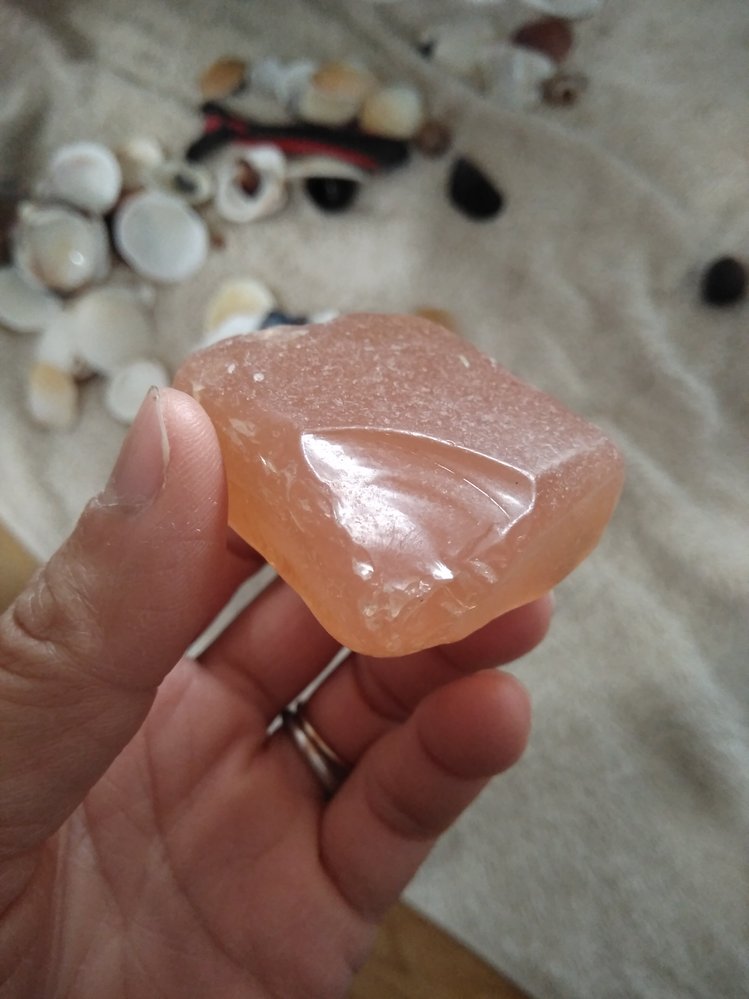 海で拾ったのですが、石なのか何なのか分かりません。オホーツク