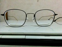 本当は丸いメガネが欲しかったのですが 顔に似合わずウェリント Yahoo 知恵袋