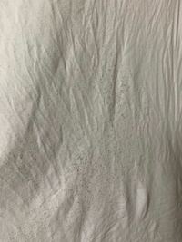 白Tシャツにこのような黒い点々がたくさんあって、洗濯しても落ちません。 これはなんですか？
どうやったら落ちるでしょうか？