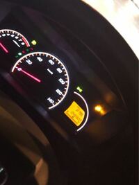 車のスピードメーターの横にある Cという字が書いてあるランプが Yahoo 知恵袋
