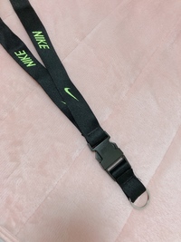 Ifaceにnikeのネックストラップを付けたいのですが どうやって付 Yahoo 知恵袋