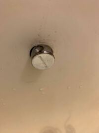 浴槽のヒートン部分からチェーンが切れてしまい、上のネジを外して楊枝でヒートン内のチェーンの残骸を押し出そうとしましたが取れない状況です。 ナショナルと書いてあります。
対応方法を教えてください。
