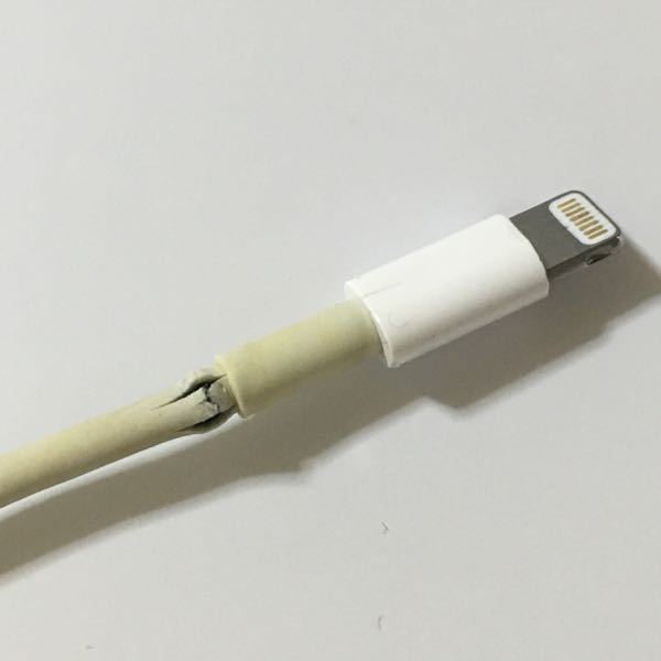 iPhoneの充電ケーブルが断線したのですが、この場合買い替えた方がい