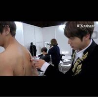 Btsテテの背中に傷メイクをしてる動画なんですけど なんの動 Yahoo 知恵袋