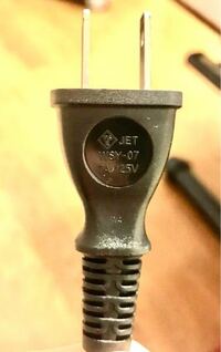 ヘアアイロンの電圧について質問です。 ヨーロッパ旅行に持っていきたいのですが、

ヘアアイロン本体にはAC100~240Vと書いてあり、海外でも使えると思います。

しかしコンセントへの差し込み部分には
7A 125Vと書いてありました。（写真）

この場合海外でもこのヘアアイロンは使用できるのでしょうか？

こういう類には弱いのでどなたかお教えください。よろしくお願いします。