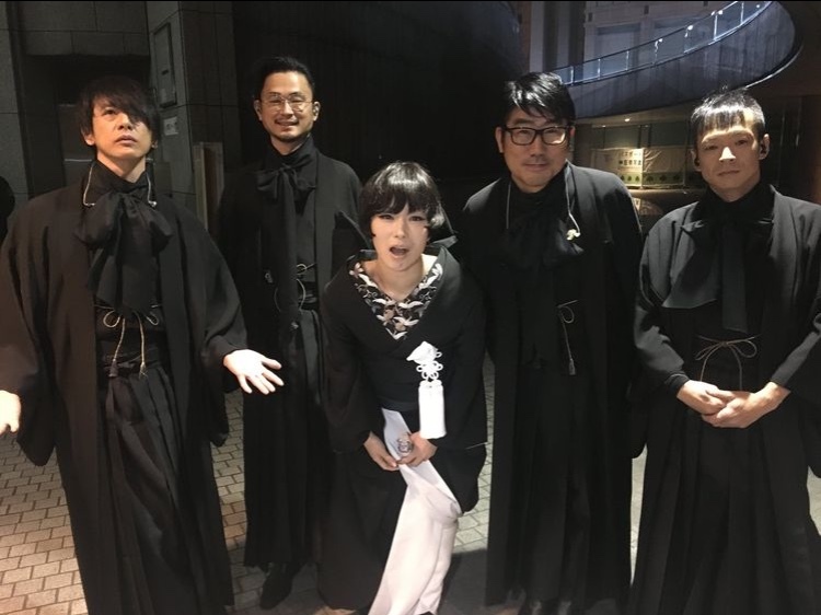 東京事変が16年紅白で来てた写真の着物は喪服だと思うので Yahoo 知恵袋