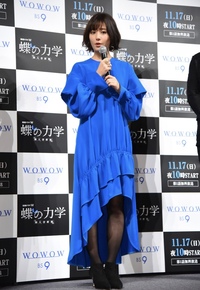 蝶の力学の舞台挨拶で木村文乃さんが着用されていたブルーのワン Yahoo 知恵袋