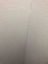 賃貸に住んで3年です 部屋の角 の壁紙が何ヶ所も縦にピーっとひび Yahoo 知恵袋