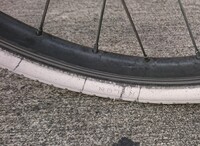 白いタイヤの自転車に乗っていますが 最近タイヤの側面の白い部分が黒く汚れて目立 Yahoo 知恵袋