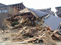 地震の時は家の中と外に出るのはどちらが安全ですか 今回の熊本の地震で倒壊 Yahoo 知恵袋