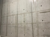 コンクリート打ちっぱなしの家に防音対策をしていたところ テープの跡が残ってしまい 教えて 住まいの先生 Yahoo 不動産