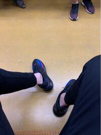 座った時にジーンズのすそから靴下や足が見えることがあります ジー Yahoo 知恵袋