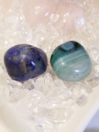 パワーストーンに詳しい方 この青い石と緑の石の名前と意味を教えて Yahoo 知恵袋
