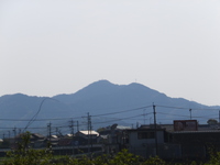 山の写真を撮ったのですが 遠くの山はなぜ青く見えるのでしょうか Yahoo 知恵袋